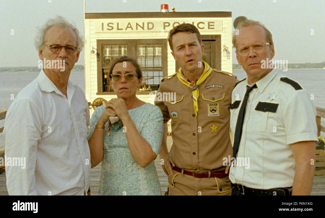 Datum der Freigabe: 25. Mai 2012 Film Titel: Moonrise Kingdom STUDIO: Focus Features Regie: Wes Anderson PLOT: junge Liebespaar fliehen ihre Stadt in New England, wodurch einen lokale Suchtrupp auffächern und finden sie Bild: BILL MURRAY als Herr Bischof, FRANCES MCDORMAND als Frau Bischof EDWARD NORTON als Scout Master-Station, und BRUCE WILLIS als Captain Sharp (Credit : C Focus Features/Unterhaltung Bilder) Stockfoto