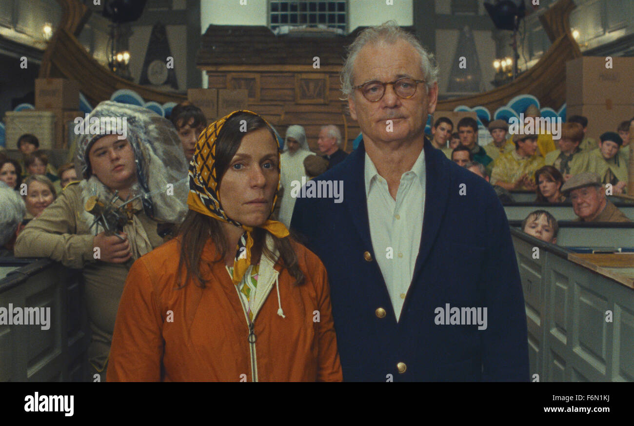 Erscheinungsdatum: 25. Mai 2012 Film Titel: Moonrise Kingdom STUDIO: Focus Features Regie: Wes Anderson PLOT: junge Liebespaar fliehen ihre Stadt in New England, wodurch einen lokale Suchtrupp auffächern und finden sie Bild: FRANCES MCDORMAND als Frau Bischof und BILL MURRAY als Herr Bischof.  (Credit: C Focus Features/Unterhaltung Bilder) Stockfoto