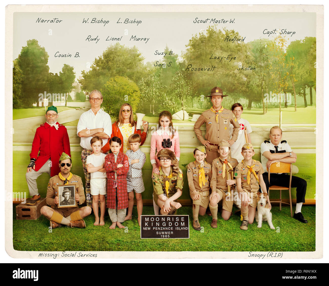 Erscheinungsdatum: 25. Mai 2012 Film Titel: Moonrise Kingdom STUDIO: Focus Features Regie: Wes Anderson PLOT: junge Liebespaar fliehen ihre Stadt in New England, wodurch einen lokale Suchtrupp auffächern und finden sie Bild: (L-R) BOB BALABAN als Erzähler, JASON SCHWARTZMAN als Cousin Ben, BILL MURRAY als Herr Bischof, WYATT RALFF als Rudy, JAKE RYAN als Lionel , FRANCES MCDORMAND als Frau Bischof, TANNER Flut als Murray, KARA HAYWARD als Suzy, JARED GILMAN als Sam, SEAMUS DAVEY-FITZPATRICK als Roosevelt, EDWARD NORTON als Scout Master Ward, CHARLIE KILGORE als faul Auge, LUCAS Hecken als Re Stockfoto