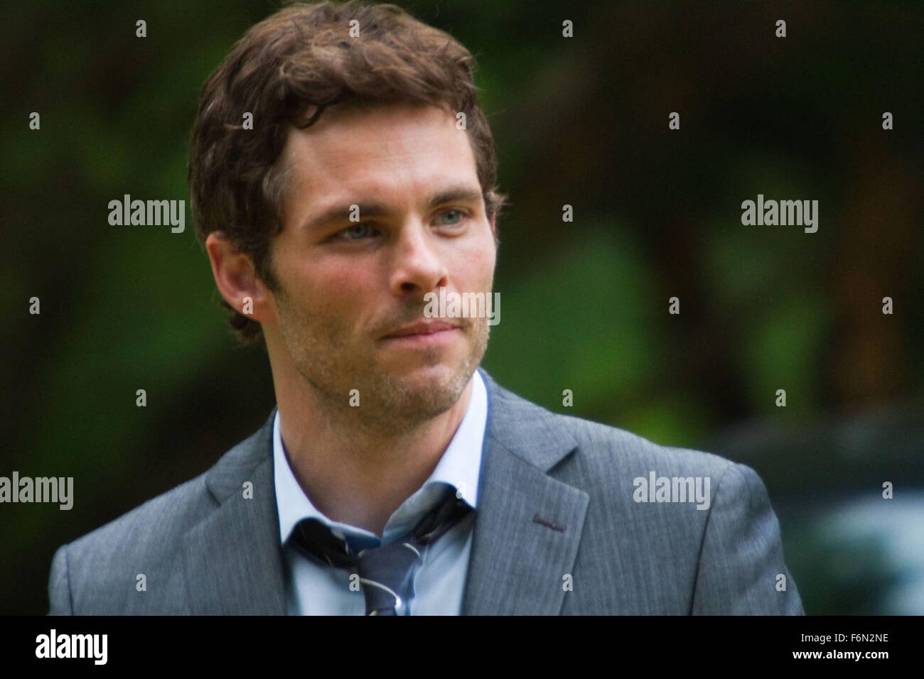 Erscheinungsdatum: 17. August 2012 Titel: Roboter und Frank STUDIO: Hund laufen Bilder Regie: Jake Schreier PLOT: in naher Zukunft eingestellt, ein Ex-Juwelendieb erhält ein Geschenk von seinem Sohn: ein Roboter-Butler programmiert, um nach ihm zu sehen. Aber bald die beiden Gefährten versuchen ihr Glück als Heist Team Bild: JAMES MARSDEN als Jäger (Credit: C Hunde laufen Pictures/Entertainment-Bilder) Stockfoto