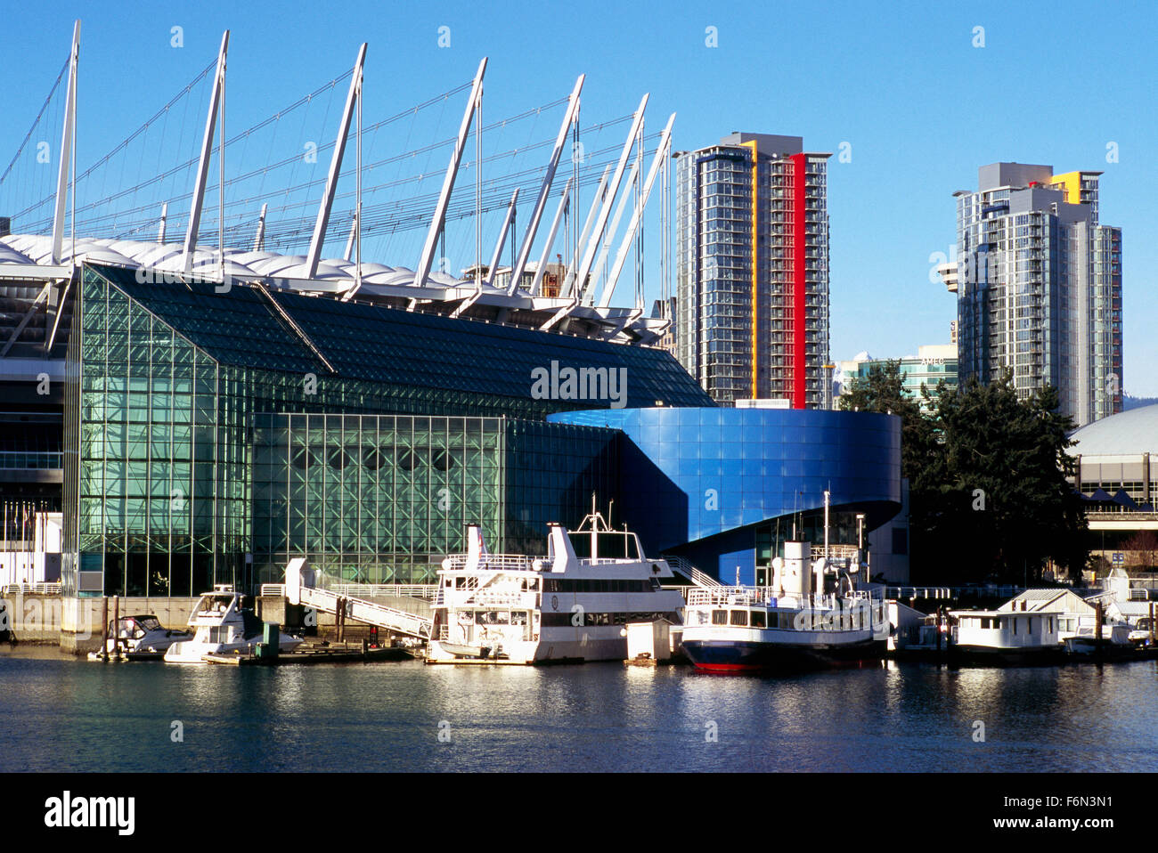 Vancouver, BC, Britisch-Kolumbien, Kanada - BC Place Stadium, Edgewater Casino und Charterboote angedockt an Marina im False Creek Stockfoto