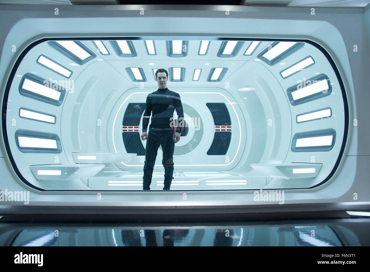 Erscheinungsdatum: 17. Mai 2013 Titel: Star Trek in Dunkelheit STUDIO: Paramount Bilder Direktor: j.j. Abrams PLOT: Nachdem die Crew der Enterprise eine unaufhaltsame Kraft des Terrors von innerhalb ihrer eigenen Organisation finden, Captain Kirk führt eine Menschenjagd ein Kriegsgebiet Welt, eine ein-Mann-Waffe der Massenzerstörung Bild zu erfassen: ZACHARY QUINTO als Spock (Credit: C ParamountPictures/Unterhaltung Bilder) Stockfoto