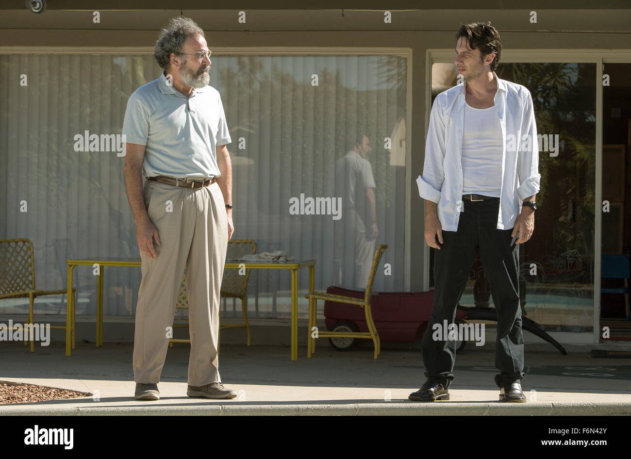 Datum der Freigabe: 25. Juli 2014 Titel: Wünsche I war hier STUDIO: Focus Features Direktor: Zach Braff PLOT: "Wünsche I Was Here" ist die Geschichte von Aidan Bloom, ein erfolgloser Schauspieler, Vater und Ehemann, der mit 35 noch versucht, seine Identität; eine Bestimmung für sein Leben. Er windet sich versucht, Heimschule, seinen beiden Kindern, wenn sein Vater nicht mehr leisten kann für Privatschulen und die einzige verfügbare öffentliche Schule ist in den letzten Zügen. Durch das unterrichten sie über das Leben von seinen Weges, Aidan allmählich entdeckt einige der Teile von sich selbst konnte er nicht finden. Im Bild: MANDY PATINKIN als Gabe Bloom und ZACH BR Stockfoto