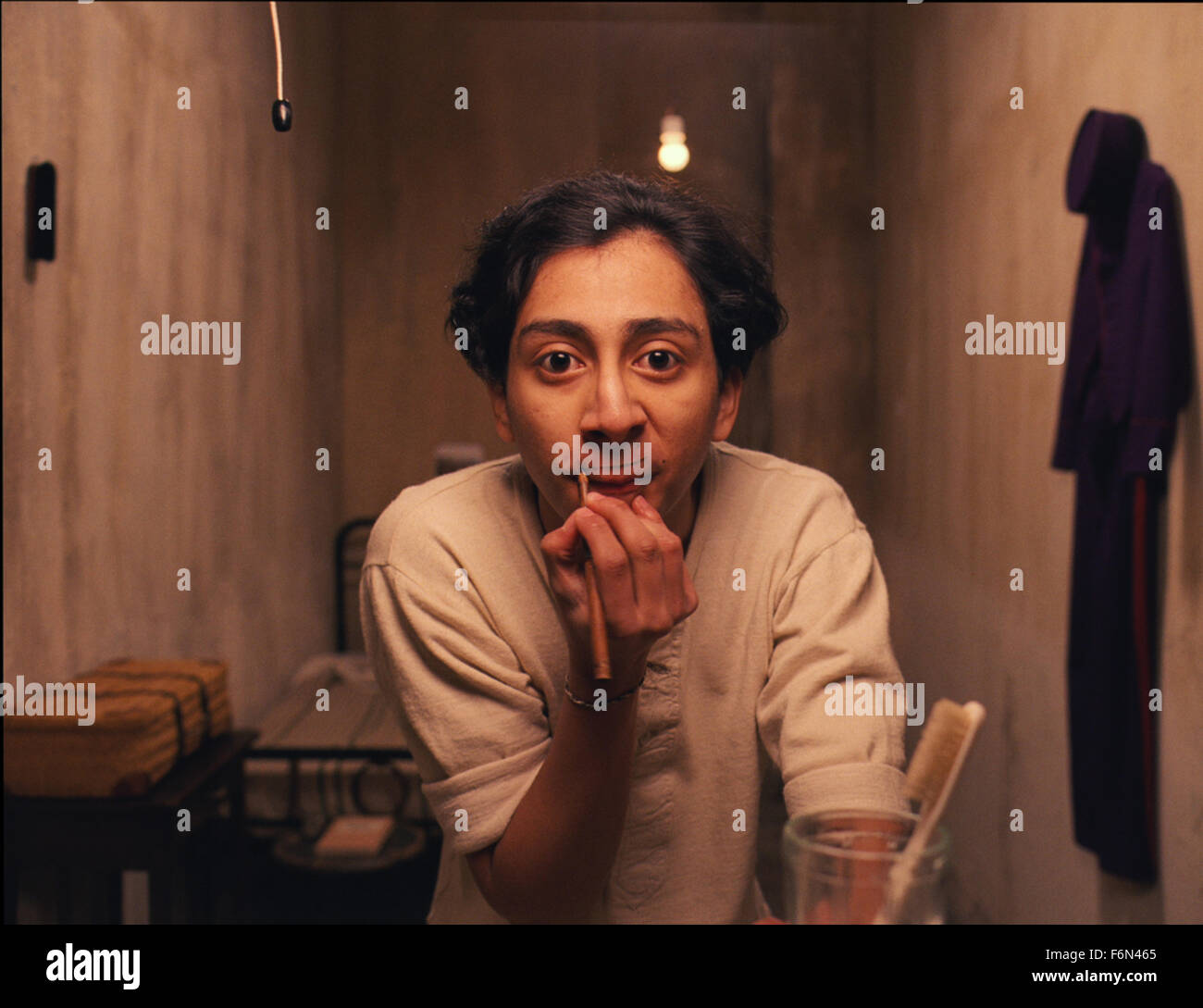 Erscheinungsdatum: 7. März 2014 Titel: The Grand Budapest Hotel STUDIO: Fox Searchlight Bilder Regie: Wes Anderson PLOT: die Abenteuer von Gustave H, einen legendären Concierge in einem berühmten europäischen Hotel zwischen den Kriegen und Null Moustafa, der Lobby-junge, der seine vertrautesten Freund Bild wird: TONY REVELORI als Null Moustafa (Credit: C Fox Searchlight Pictures/Entertainment Pictures) Stockfoto