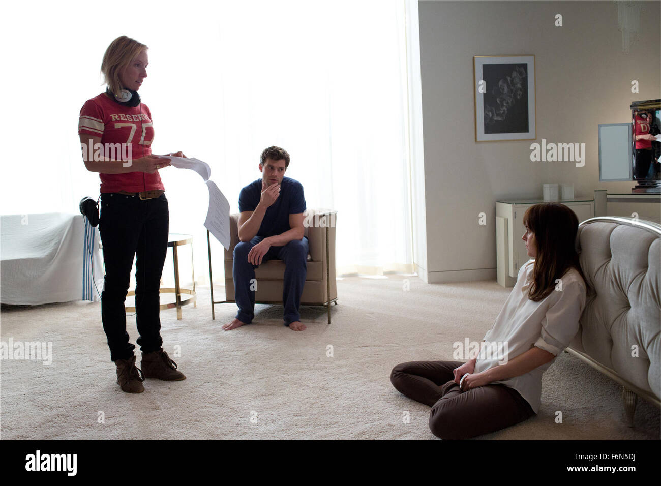 Datum der Freigabe: 13. Februar 2015 Titel: Fünfzig Shades of Grey STUDIO: Universal Bilder Regisseur: Sam Taylor-Johnson PLOT: Literatur Anastasia Steele Studentenleben verändert für immer, wenn sie gut aussehend, aber gequält, Milliardär Christian Grau abgebildet trifft: Regisseur SAM TAYLOR-JOHNSON, DAKOTA JOHNSON und und JAMIE DORNAN am Set (Credit: C Universal Pictures/Entertainment Pictures) Stockfoto