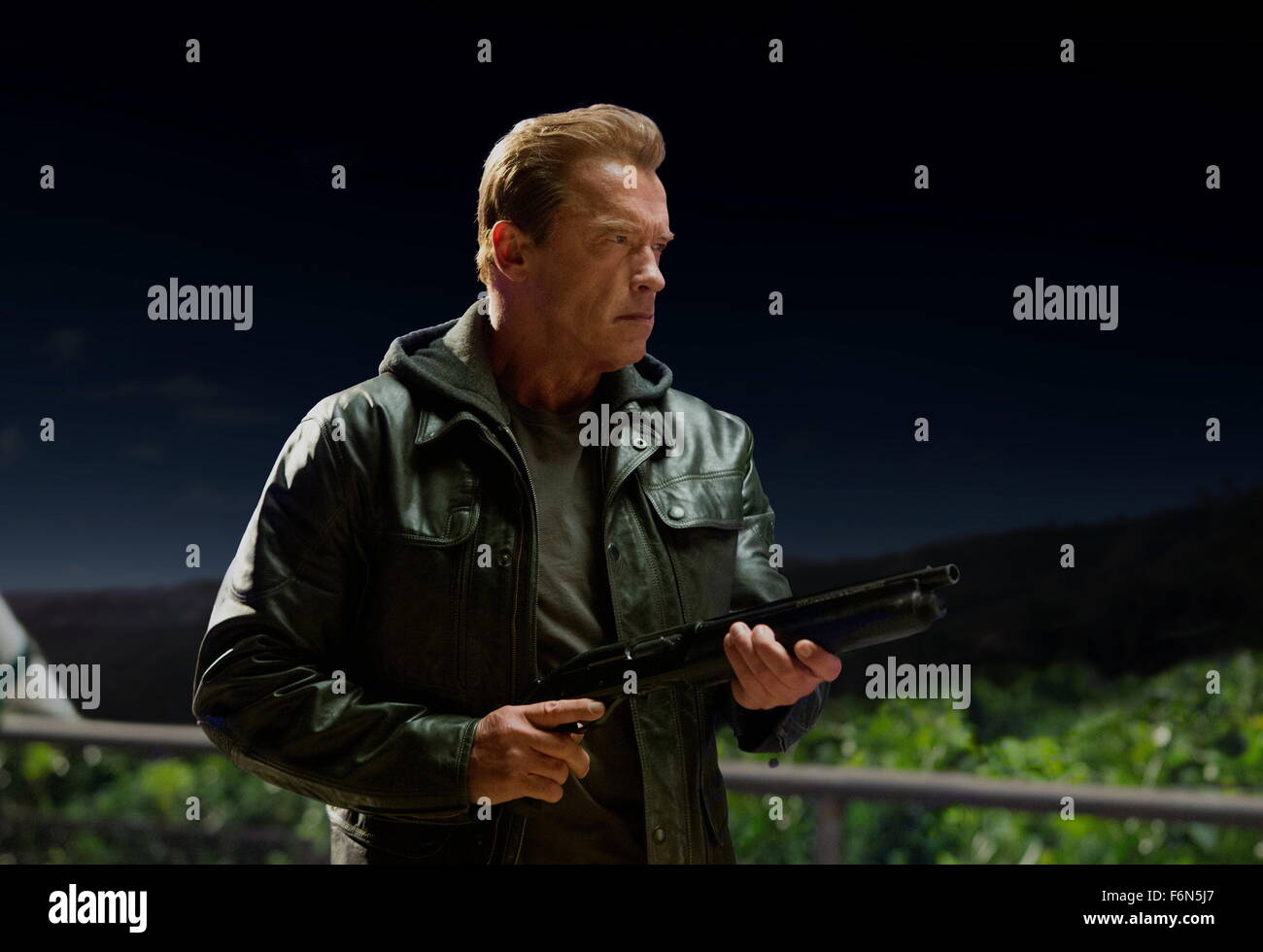 Datum der Freigabe: 1. Juli 2015 Titel: Terminator Genisys STUDIO: Paramount Pictures Regie: Alan Taylor. PLOT: Nach der Suche nach sich selbst in eine neue Zeit-Linie, Kyle Reese verbündet sich mit John Connors Mutter Sarah und ein Altern Terminator zu versuchen und zu stoppen die eine Sache, dass die Zukunft fürchtet, "Judgement Day" Bild: ARNOLD SCHWARZENEGGER als Terminator (Credit Bild: C Paramount Pictures/Entertainment Pictures) Stockfoto