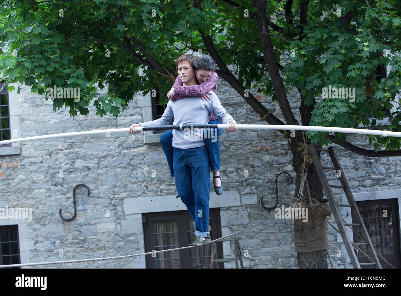 Datum der Freigabe: 2. Oktober 2015 Titel: The Walk STUDIO: Sony Bilder Regisseur: Robert Zemeckis PLOT: Geschichte des französischen Hochseil-Artist Philippe Petit 1974 Versuch, überqueren Sie die Zwillingstürme des World Trade Center abgebildet: CHARLOTTE LE BON, JOSEPH GORDON-LEVITT als Philippe Petit (Credit: C Sony Pictures/Entertainment Pictures) Stockfoto