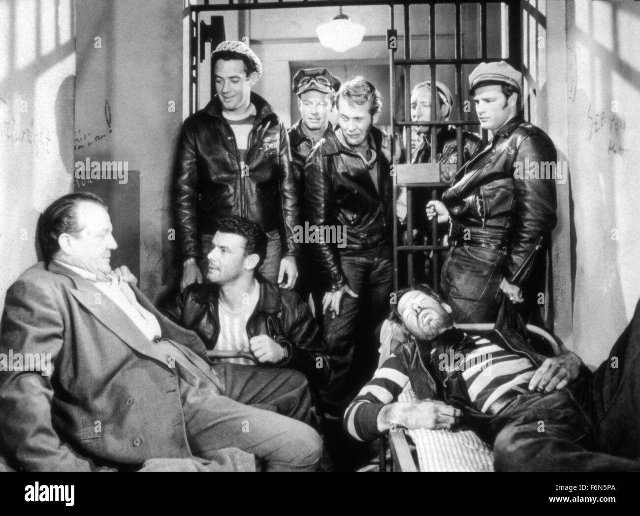 13. Februar 2014 - Hollywood, USA - THE WILD ONE (1953)... MARLON BRANDO; LEE MARVIN, LASLO BENEDEK (DIR)... WDON 013..MARY MURPHY, MARLON BRANDO...  (Bild Kredit: C Credit Bild: C Gesicht zu Gesicht/Unterhaltung Bilder) Stockfoto