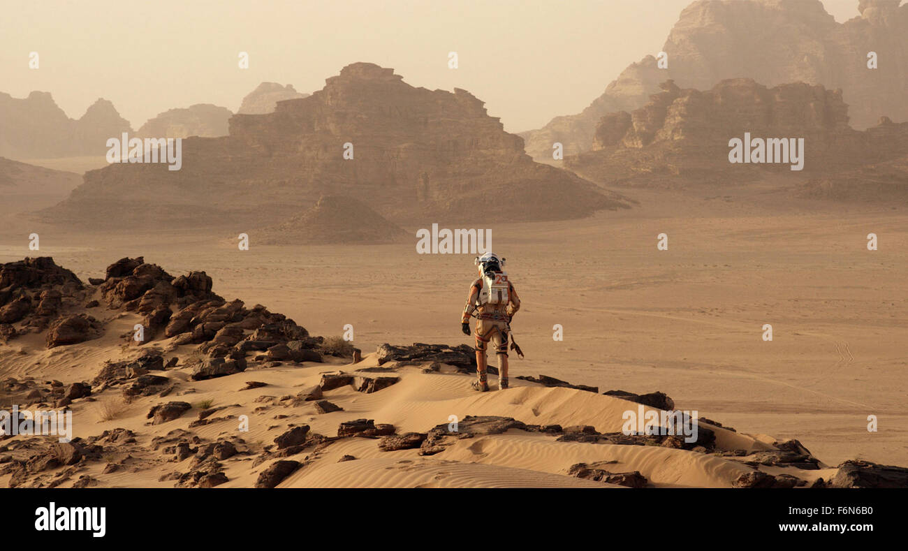 Datum der Freigabe: 2. Oktober 2015 Titel: The Martian STUDIO: 20. Jahrhundert Fox Film Corporation Direktor: Ridley Scott PLOT: während einer bemannten Mission zum Mars, Astronaut Mark Watney ist vermutlich tot nach einem heftigen Sturm und links hinter seiner Crew. Aber Watney hat überlebt und findet sich auf dem feindlichen Planeten gestrandet und allein. Nur magere liefert, muss er auf seinem Einfallsreichtum, Witz und Geist zu leben und einen Weg finden, auf die Erde zu signalisieren, dass er lebendig Bild ist zu zeichnen: MATT DAMON als Mark Watney. Bilder von der NASA (Credit: C 20. Jahrhundert-Fuchs/Unterhaltung-Bilder) Stockfoto
