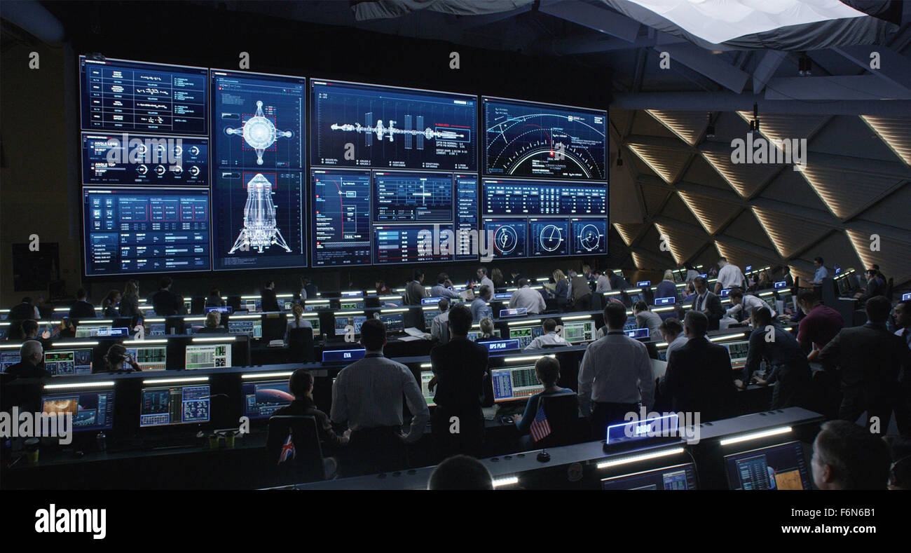 Datum der Freigabe: 2. Oktober 2015 Titel: The Martian STUDIO: 20. Jahrhundert Fox Film Corporation Direktor: Ridley Scott PLOT: während einer bemannten Mission zum Mars, Astronaut Mark Watney ist vermutlich tot nach einem heftigen Sturm und links hinter seiner Crew. Aber Watney hat überlebt und findet sich auf dem feindlichen Planeten gestrandet und allein. Nur magere liefert, muss er auf seinem Einfallsreichtum, Witz und Geist zu leben und einen Weg finden, auf die Erde zu signalisieren, dass er lebendig Bild ist zu zeichnen: Control Room (Credit: C 20. Jahrhundert-Fuchs/Unterhaltung-Bilder) Stockfoto