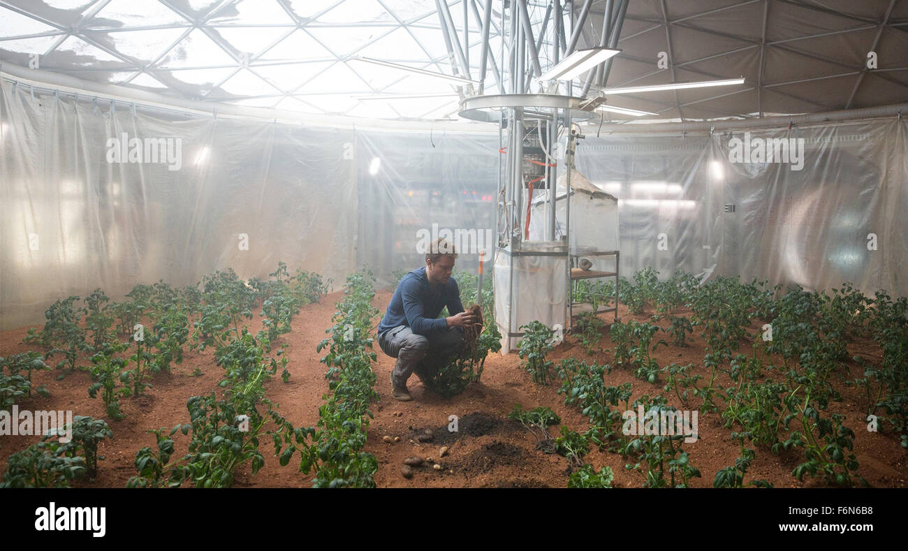 Datum der Freigabe: 2. Oktober 2015 Titel: The Martian STUDIO: 20. Jahrhundert Fox Film Corporation Direktor: Ridley Scott PLOT: während einer bemannten Mission zum Mars, Astronaut Mark Watney ist vermutlich tot nach einem heftigen Sturm und links hinter seiner Crew. Aber Watney hat überlebt und findet sich auf dem feindlichen Planeten gestrandet und allein. Nur magere liefert, muss er auf seinem Einfallsreichtum, Witz und Geist zu leben und einen Weg finden, auf die Erde zu signalisieren, dass er lebendig Bild ist zu zeichnen: MATT DAMON als Mark Watney (Credit: C 20. Jahrhundert-Fuchs/Unterhaltung-Bilder) Stockfoto