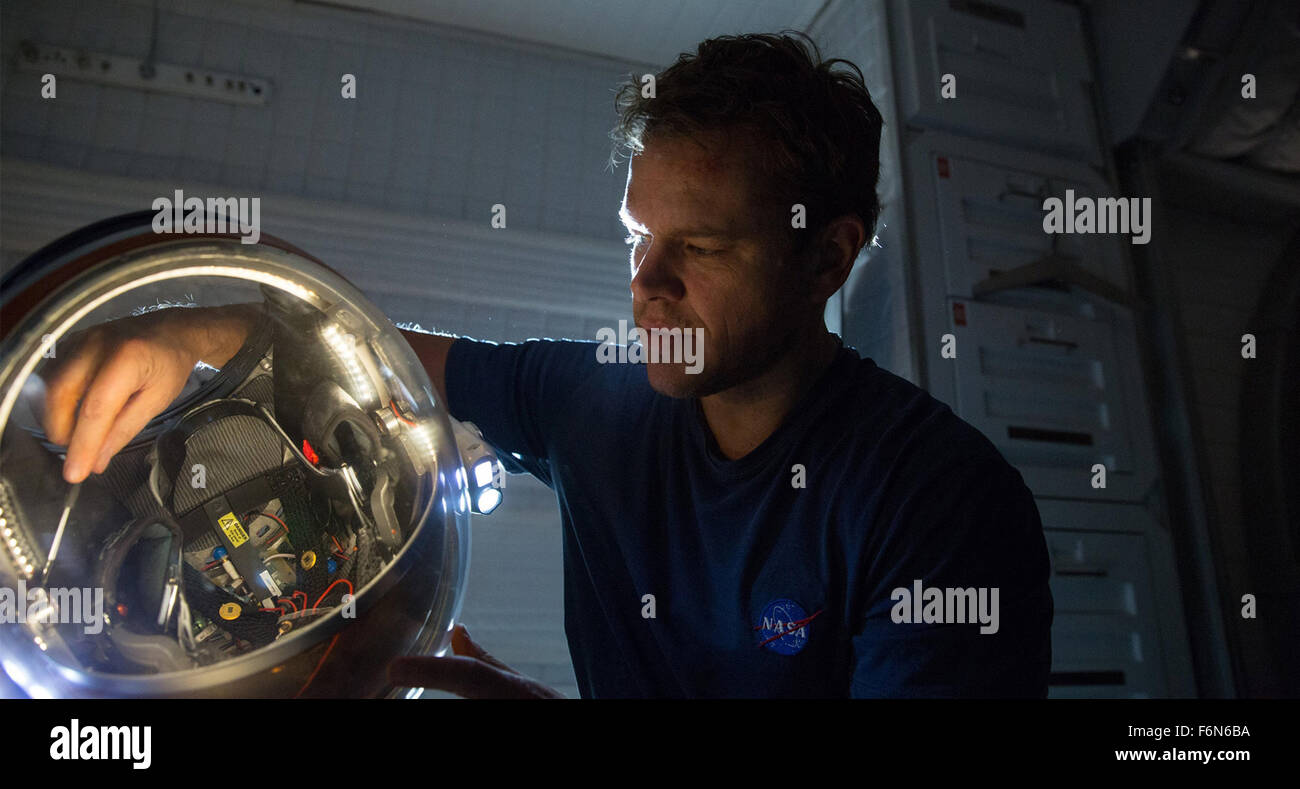 Datum der Freigabe: 2. Oktober 2015 Titel: The Martian STUDIO: 20. Jahrhundert Fox Film Corporation Direktor: Ridley Scott PLOT: während einer bemannten Mission zum Mars, Astronaut Mark Watney ist vermutlich tot nach einem heftigen Sturm und links hinter seiner Crew. Aber Watney hat überlebt und findet sich auf dem feindlichen Planeten gestrandet und allein. Nur magere liefert, muss er auf seinem Einfallsreichtum, Witz und Geist zu leben und einen Weg finden, auf die Erde zu signalisieren, dass er lebendig Bild ist zu zeichnen: MATT DAMON als Mark Watney (Credit: C 20. Jahrhundert-Fuchs/Unterhaltung-Bilder) Stockfoto