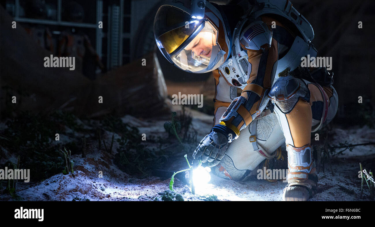 Datum der Freigabe: 2. Oktober 2015 Titel: The Martian STUDIO: 20. Jahrhundert Fox Film Corporation Direktor: Ridley Scott PLOT: während einer bemannten Mission zum Mars, Astronaut Mark Watney ist vermutlich tot nach einem heftigen Sturm und links hinter seiner Crew. Aber Watney hat überlebt und findet sich auf dem feindlichen Planeten gestrandet und allein. Nur magere liefert, muss er auf seinem Einfallsreichtum, Witz und Geist zu leben und einen Weg finden, auf die Erde zu signalisieren, dass er lebendig Bild ist zu zeichnen: MATT DAMON als Mark Watney (Credit: C 20. Jahrhundert-Fuchs/Unterhaltung-Bilder) Stockfoto