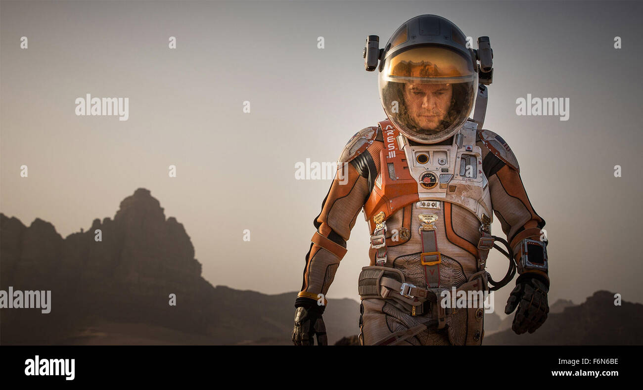 Datum der Freigabe: 2. Oktober 2015 Titel: The Martian STUDIO: 20. Jahrhundert Fox Film Corporation Direktor: Ridley Scott PLOT: während einer bemannten Mission zum Mars, Astronaut Mark Watney ist vermutlich tot nach einem heftigen Sturm und links hinter seiner Crew. Aber Watney hat überlebt und findet sich auf dem feindlichen Planeten gestrandet und allein. Nur magere liefert, muss er auf seinem Einfallsreichtum, Witz und Geist zu leben und einen Weg finden, auf die Erde zu signalisieren, dass er lebendig Bild ist zu zeichnen: MATT DAMON als Mark Watney (Credit: C 20. Jahrhundert-Fuchs/Unterhaltung-Bilder) Stockfoto