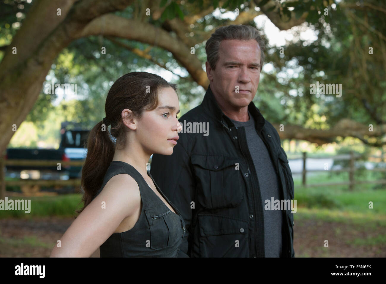 Datum der Freigabe: 1. Juli 2015 Titel: Terminator Genisys STUDIO: Paramount Pictures Regie: Alan Taylor. PLOT: Nach der Suche nach sich selbst in eine neue Zeit-Linie, Kyle Reese verbündet sich mit John Connors Mutter Sarah und ein Altern Terminator zu versuchen und zu stoppen die eine Sache, dass die Zukunft fürchtet, "Judgement Day" Bild: EMILIA CLARKE als Sarah Connor und ARNOLD SCHWARZENEGGER als Terminator (Credit Bild: C Paramount Pictures/Entertainment Pictures) Stockfoto