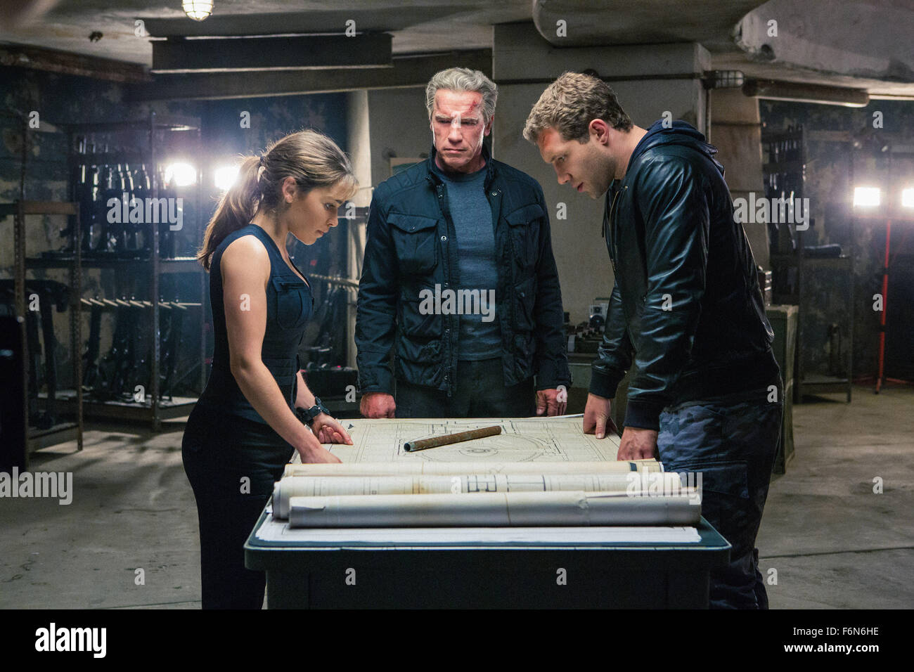 Datum der Freigabe: 1. Juli 2015 Titel: Terminator Genisys STUDIO: Paramount Pictures Regie: Alan Taylor. PLOT: Nach der Suche nach sich selbst in eine neue Zeit-Linie, Kyle Reese verbündet sich mit John Connors Mutter Sarah und ein Altern Terminator zu versuchen und zu stoppen die eine Sache, dass die Zukunft fürchtet, "Judgement Day" Bild: EMILIA CLARKE als Sarah Connor, ARNOLD SCHWARZENEGGER als Terminator und JAI COURTNEY als Kyle Reese (Credit Bild: C Paramount Pictures/Entertainment Pictures) Stockfoto