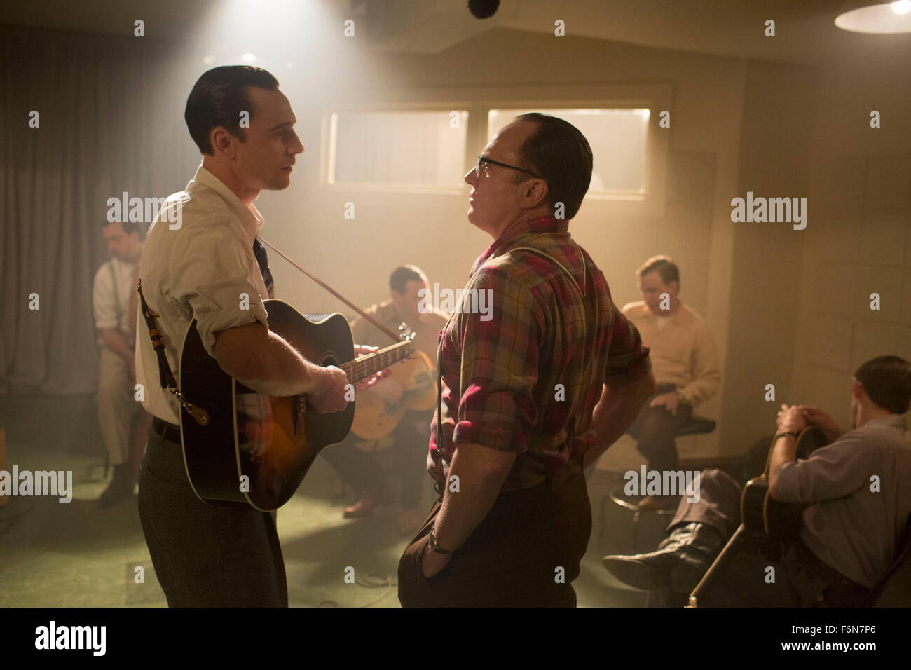 Erscheinungsdatum: 27. November 2015 Titel: Ich sah das Licht-STUDIO: Sony Bilder Klassiker Direktor: Marc Abraham PLOT: eine Biographie von Hank Williams. Im Bild: TOM HIDDLESTON als Hank Williams und BRADLEY WHITFORD als Fred Rose (Credit: C Sony Pictures Classics/Unterhaltung Bilder) Stockfoto