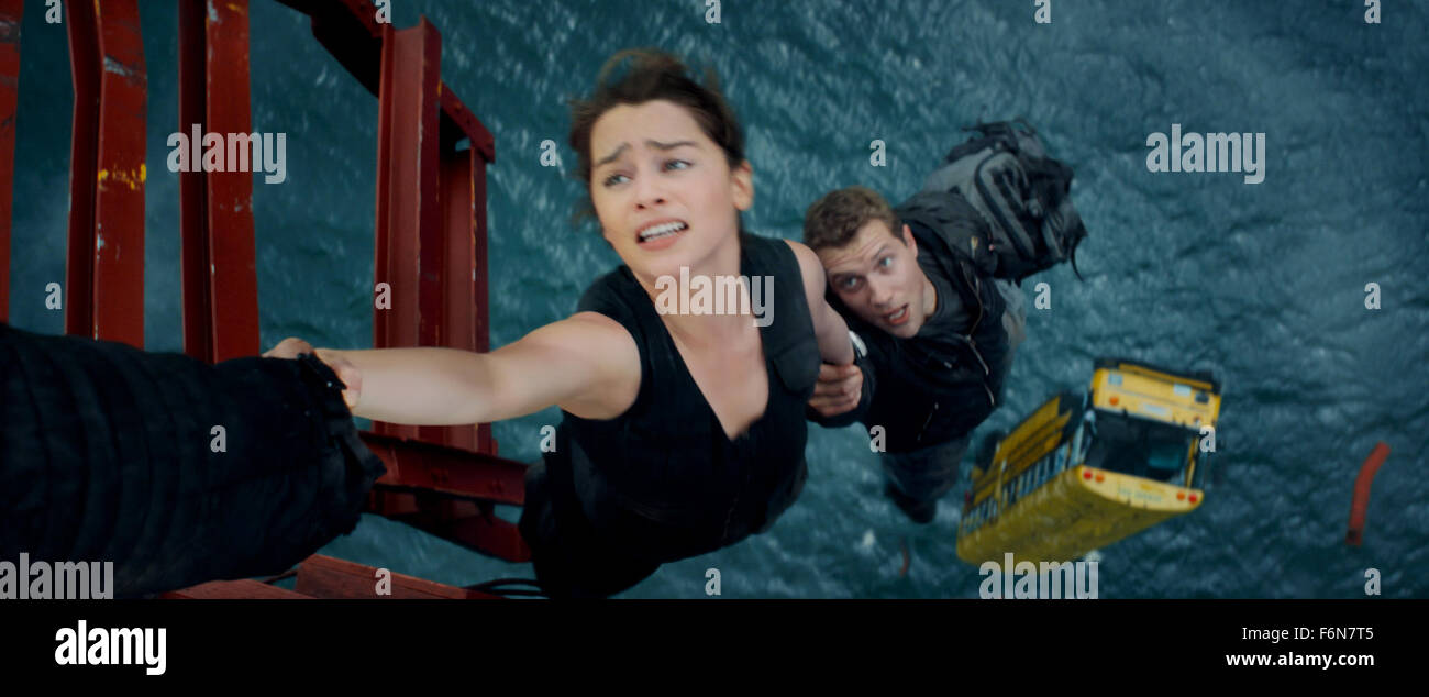 Datum der Freigabe: 1. Juli 2015 Titel: Terminator Genisys STUDIO: Paramount Pictures Regie: Alan Taylor. PLOT: Nach der Suche nach sich selbst in eine neue Zeit-Linie, Kyle Reese verbündet sich mit John Connors Mutter Sarah und ein Altern Terminator zu versuchen und zu stoppen die eine Sache, dass die Zukunft fürchtet, "Judgement Day" Bild: EMILIA CLARKE als Sarah Connor und JAI COURTNEY als Kyle Reese (Credit Bild: C Paramount Pictures/Entertainment Pictures) Stockfoto