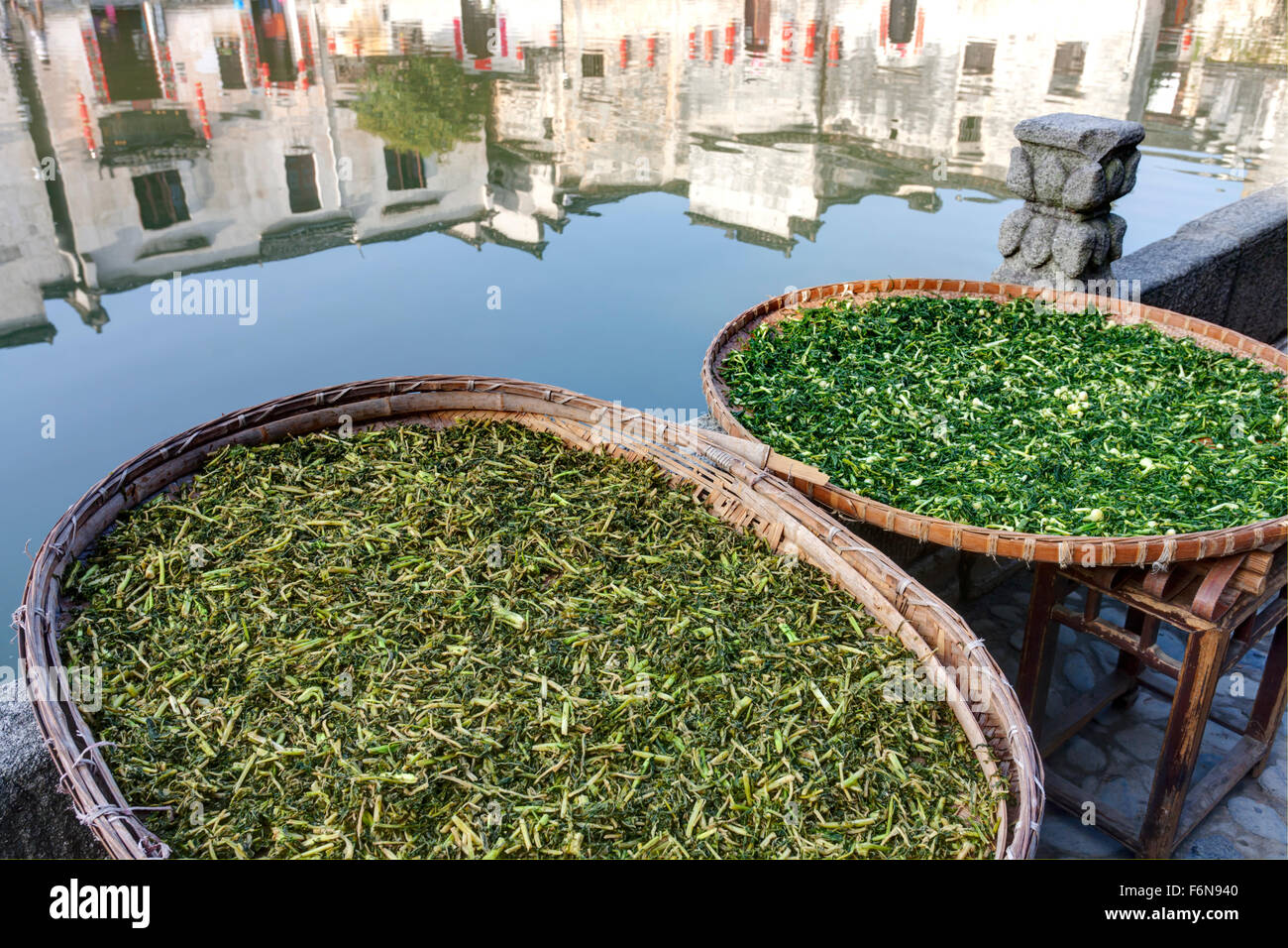 Gemüse trocknen bei Hongcun, altes Dorf in Süd-China. Stockfoto