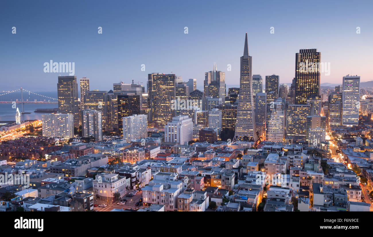 San Francisco Downtown von oben vom Coit Tower in Telegraph Hill, Dämmerung. Stockfoto