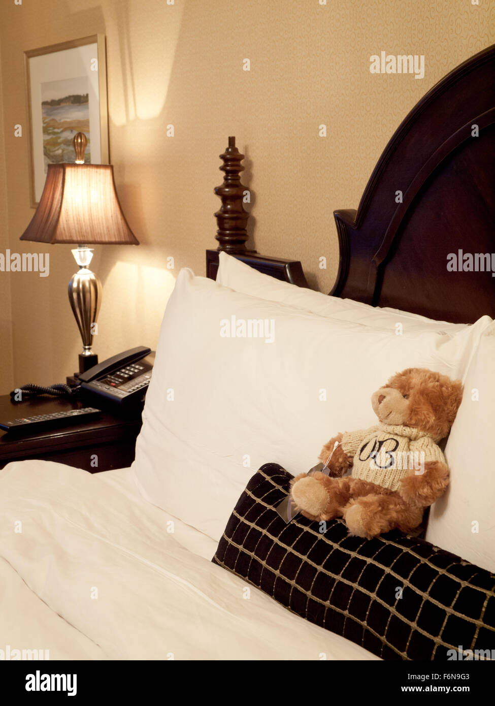 Ein Blick auf Maskottchen Oliver Bear und das Bett und Zimmer in der Oak Bay Beach Hotel in Oak Bay, Victoria, Britisch-Kolumbien, Kanada. Stockfoto