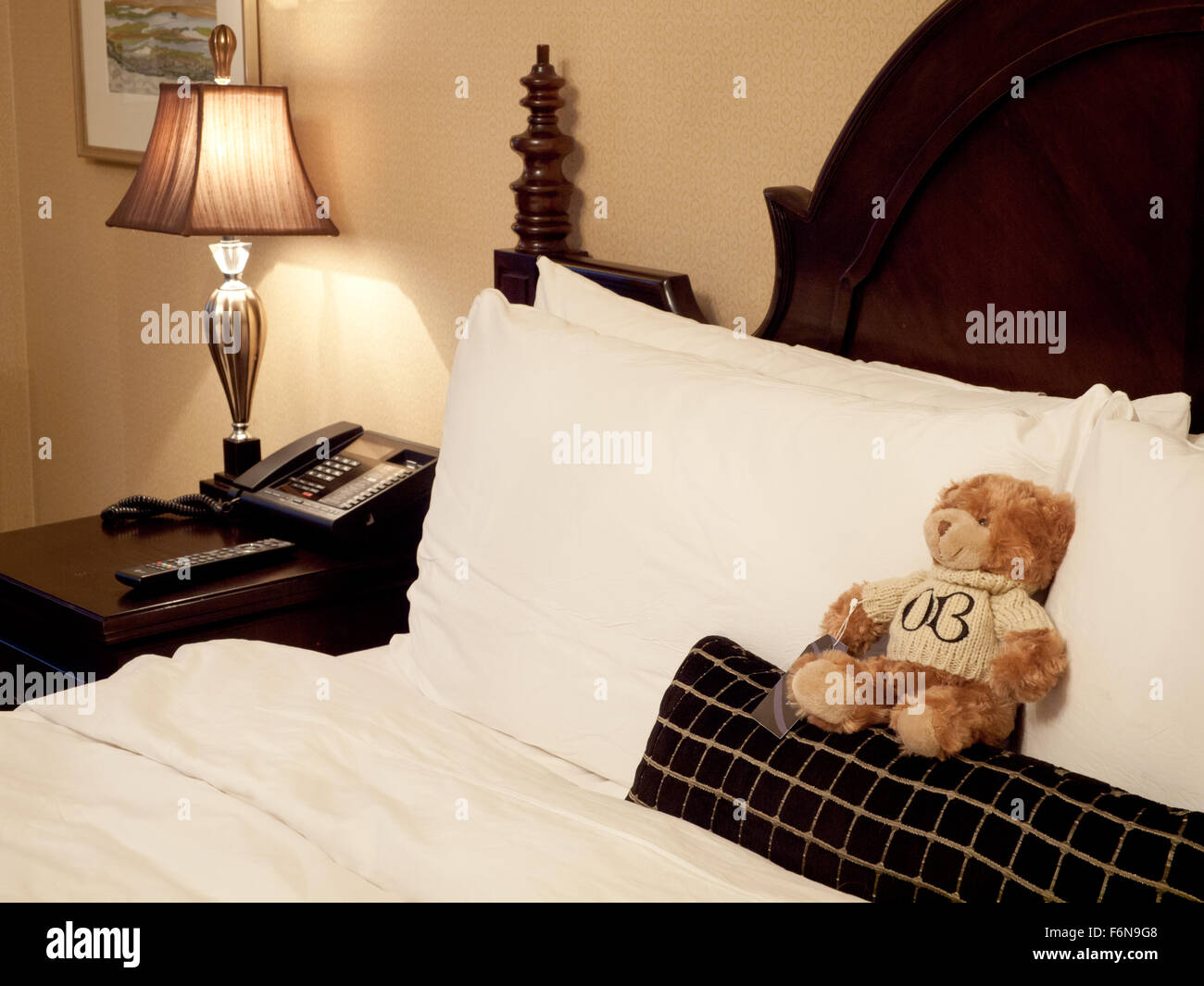 Ein Blick auf Maskottchen Oliver Bear und das Bett und Zimmer in der Oak Bay Beach Hotel in Oak Bay, Victoria, Britisch-Kolumbien, Kanada. Stockfoto