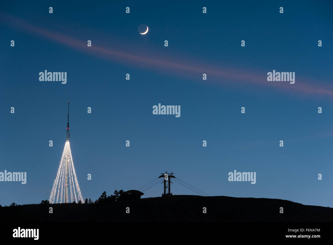 Die riesigen beleuchteten Weihnachtsbaum auf Stein Berg ist sichtbar für viele Meilen in Atlanta, Georgia. USA. Stockfoto