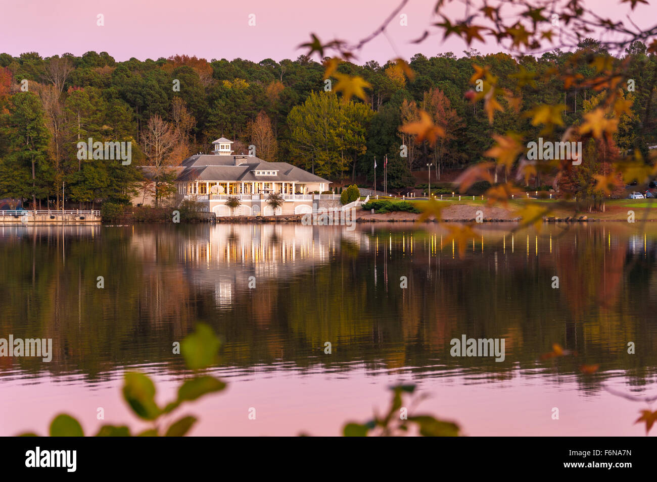 Das Clubhaus des Stone Mountain Golf Club im Atlanta Evergreen Lakeside Resort liegt in den wunderschönen Farben eines Herbstabends. Stockfoto