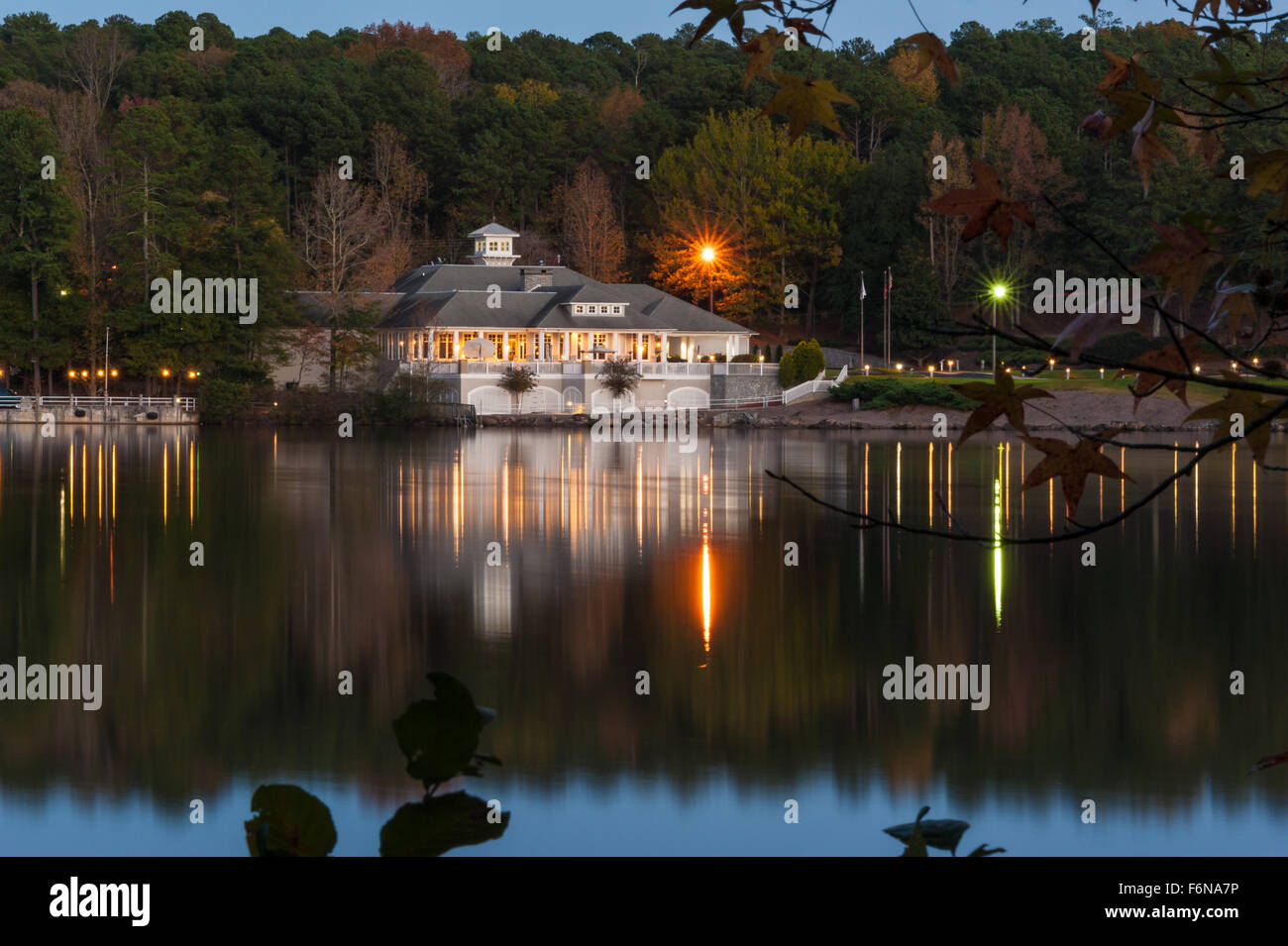 Abendliche Reflexionen des Clubhauses im Stone Mountain Golf Club des Atlanta Evergreen Lakeside Resorts. (USA) Stockfoto