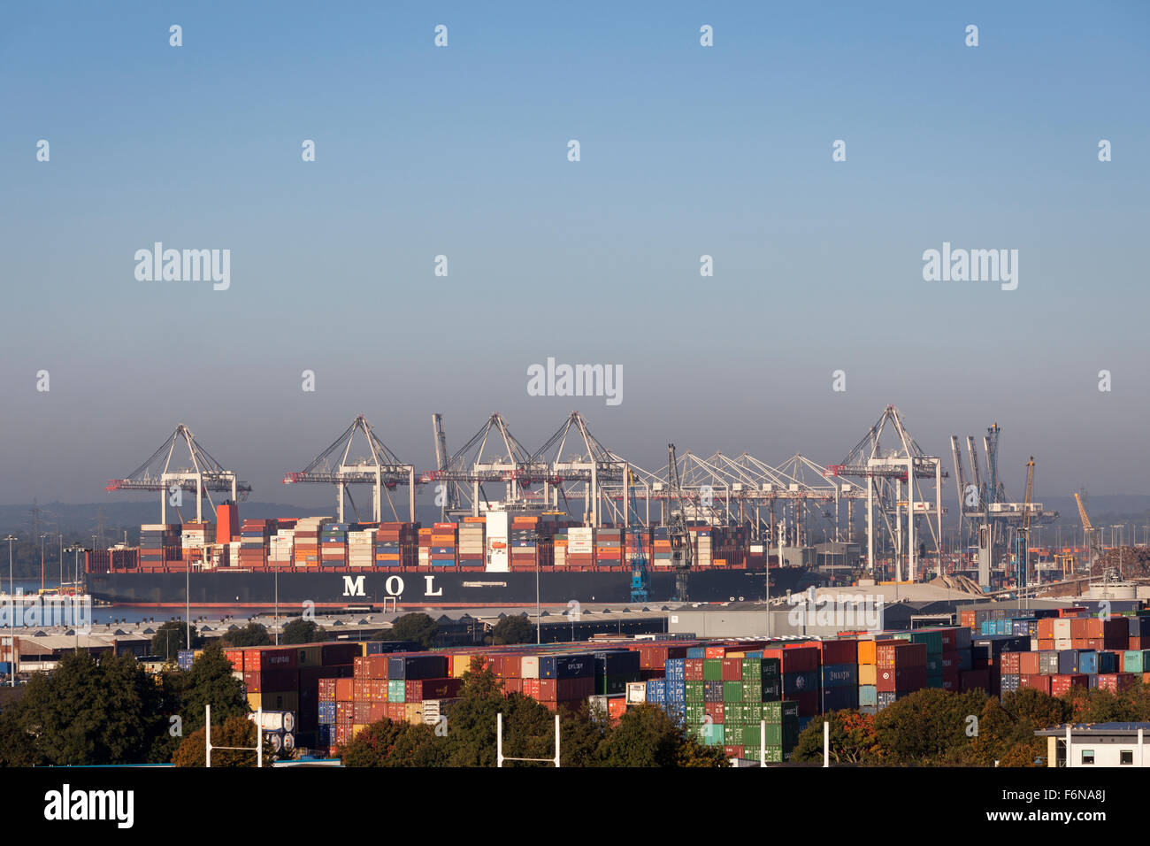Mol-Quarz-Container-Schiff in Southampton Container-Hafen, DP World, Southampton Docks abgebildet Stockfoto