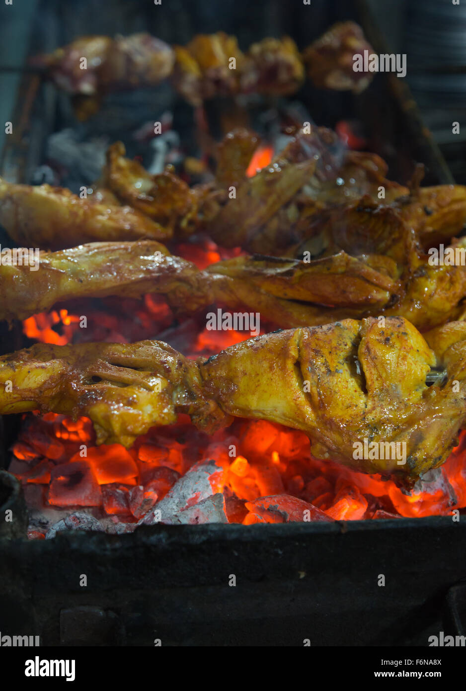 Gegrillte Hähnchenschenkel auf dem Holzkohlegrill Stockfoto