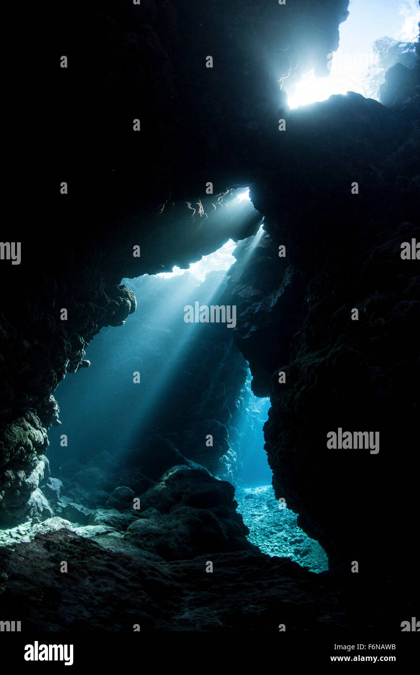 Sonnenlicht fällt unter Wasser und in einem Spalt in einem Riff auf den Salomonen. Dieser abgelegene Teil Melanesiens ist bekannt für seine Stockfoto