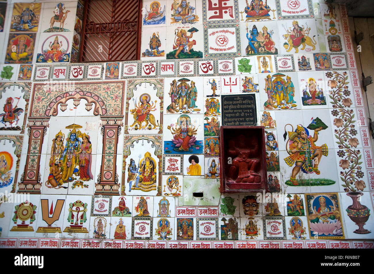 Wandmalereien von Gott und Göttin, pakka mahal, varanasi, uttar pradesh, indien, asien Stockfoto