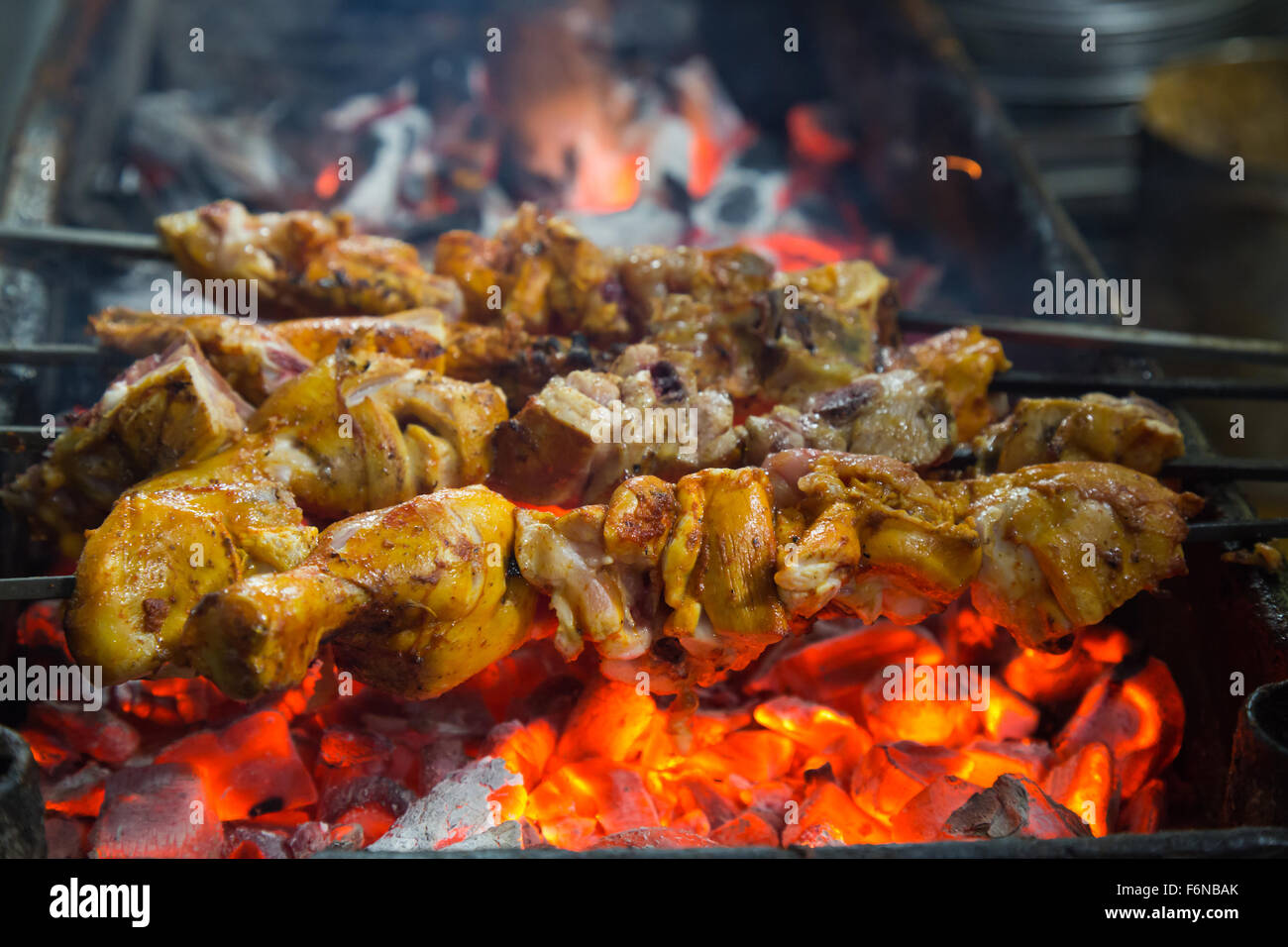 Gegrillte Hähnchenschenkel auf dem Holzkohlegrill Stockfotografie - Alamy