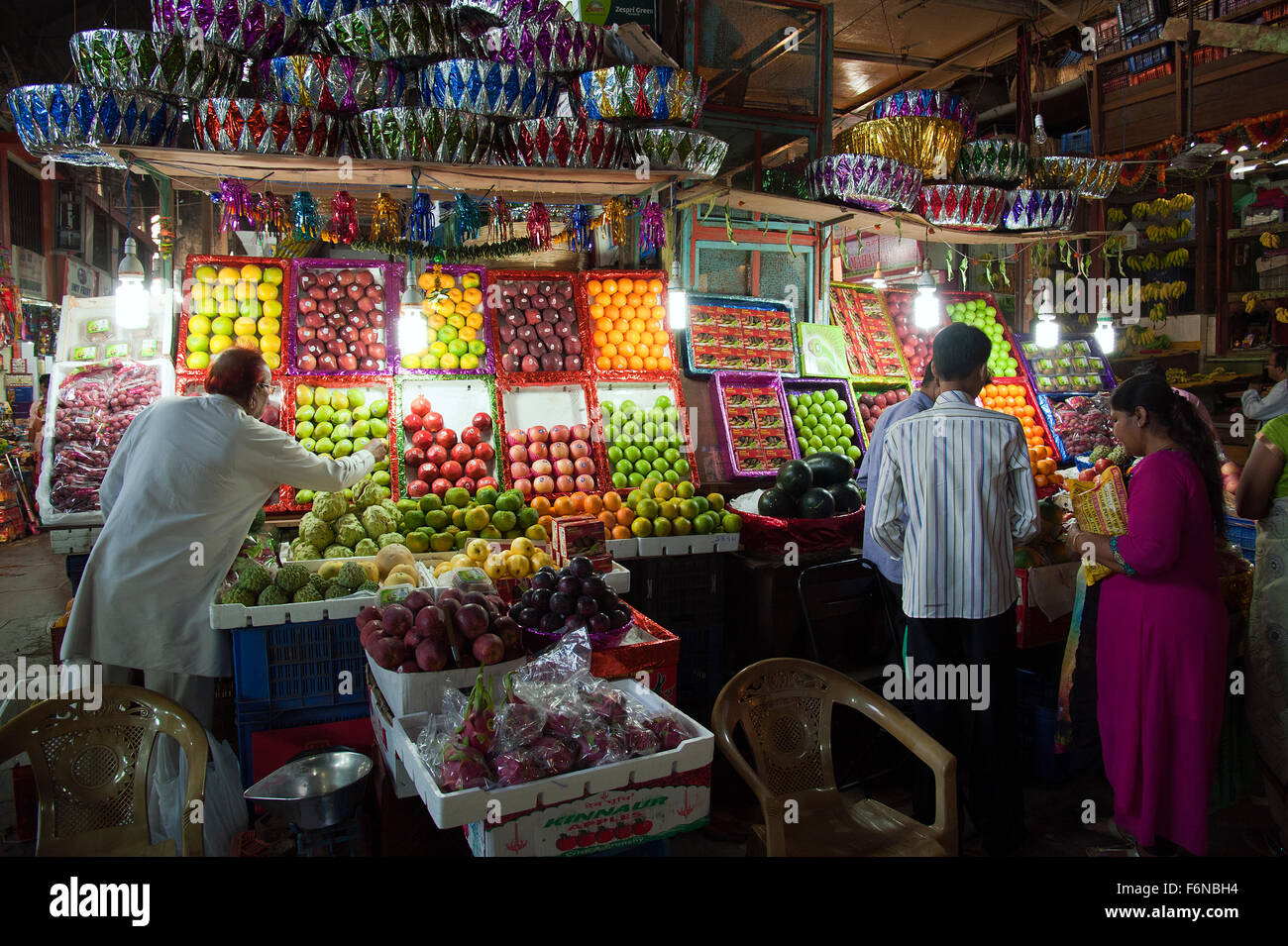 Das Bild der Obstladen aufgenommen in Crawford Market, Mumbai, Indien Stockfoto