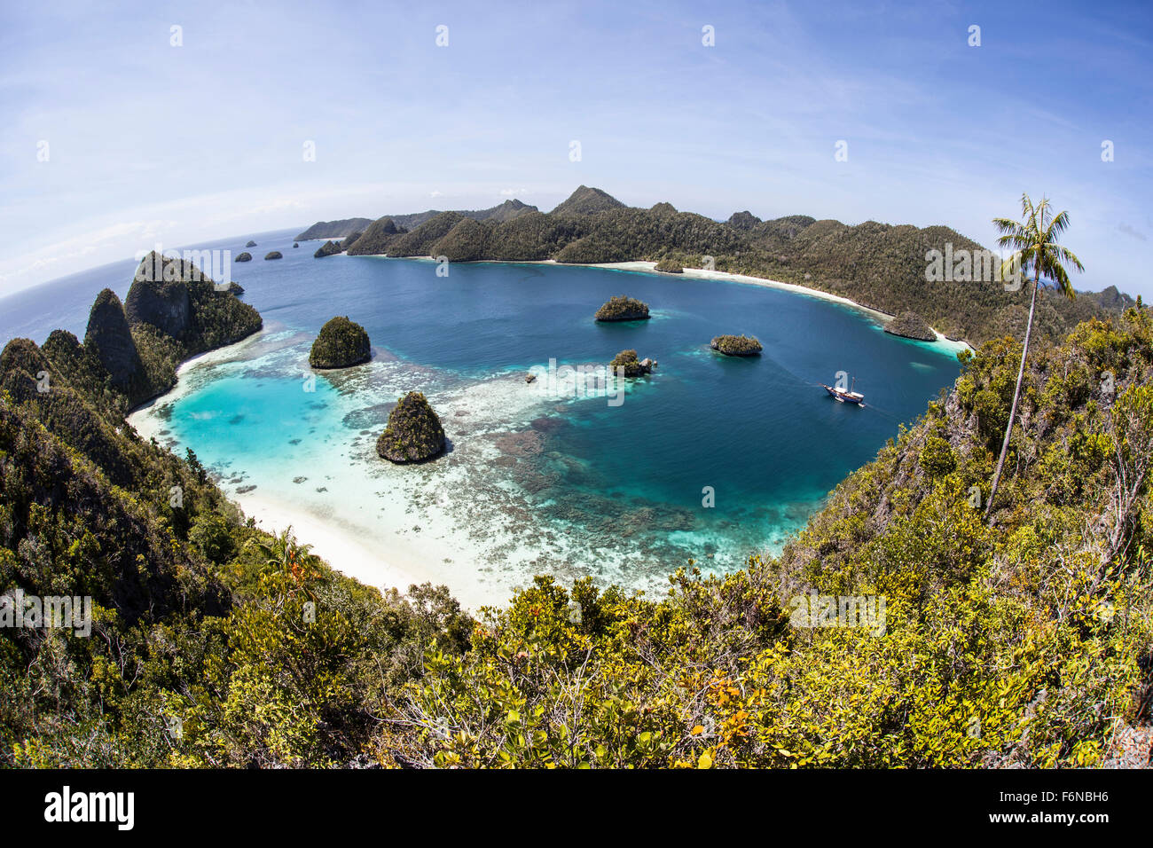 Zerklüfteten Kalksteininseln umgeben von einer wunderschönen Lagune in einem abgelegenen Teil von Raja Ampat, Indonesien. Diese schöne Region nennt man Stockfoto