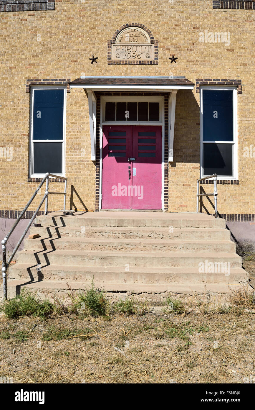 Backstein-Schulhaus auf den östlichen Ebenen von Colorado aufgegeben. Stockfoto