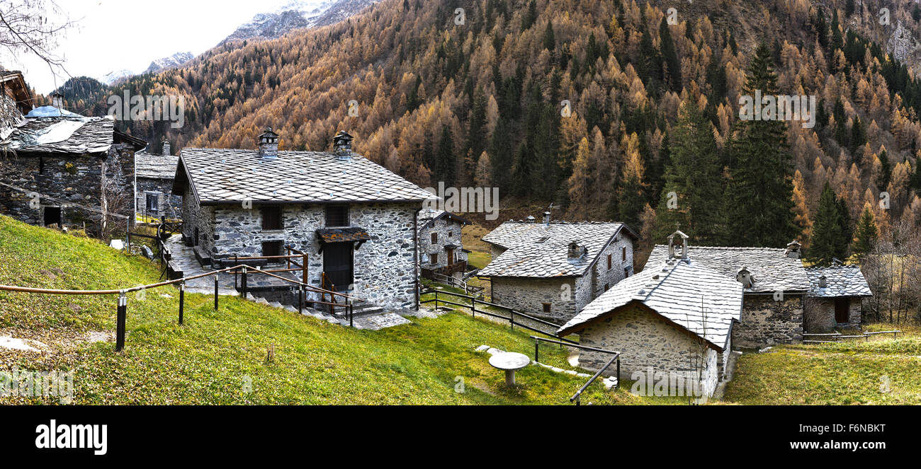 Altes Dorf in den Bergen von Bergamo Bezirk, Herbstlandschaft - Italien Stockfoto