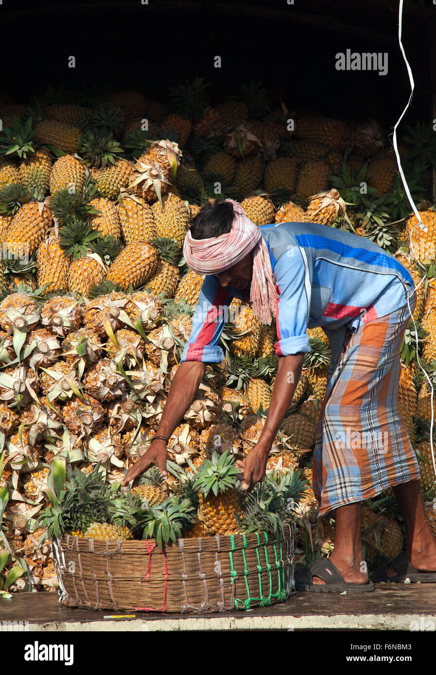 Das Bild der Ananas Entladung aufgenommen in Crawford Market, Mumbai, Indien Stockfoto