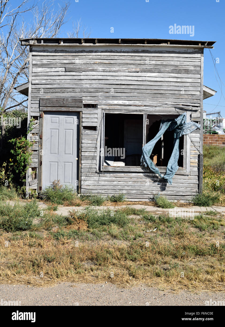 Einem verlassenen kleinen Laden in Sheridan Lake, Colorado mit einer Tür, die nicht original ist. Stockfoto