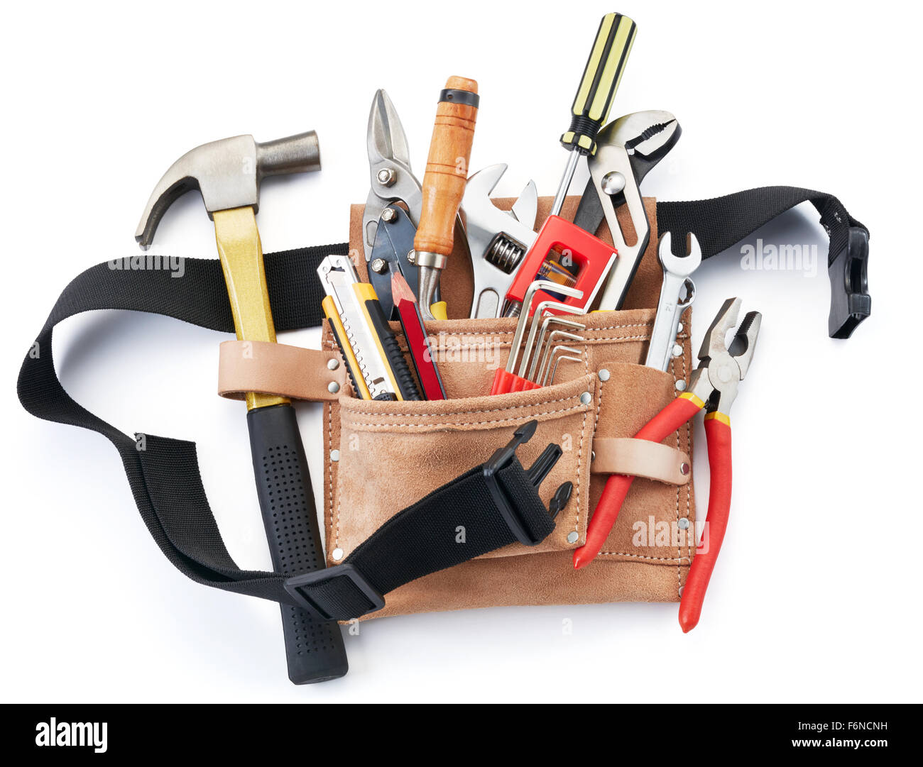 Werkzeuggürtel mit Werkzeugen vor weißem Hintergrund Stockfoto