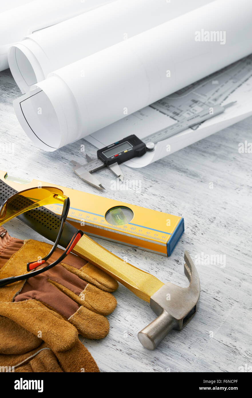 verschiedene Art von Werkzeugen mit Grundriss auf weißem strukturierten Hintergrund Stockfoto