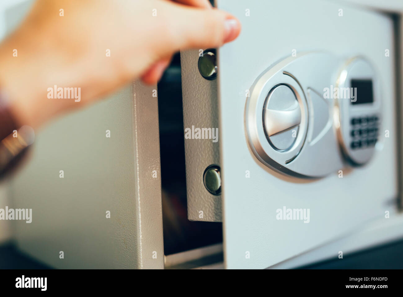 Eröffnung eines sicheren wo Geld hinterlegt ist Stockfoto