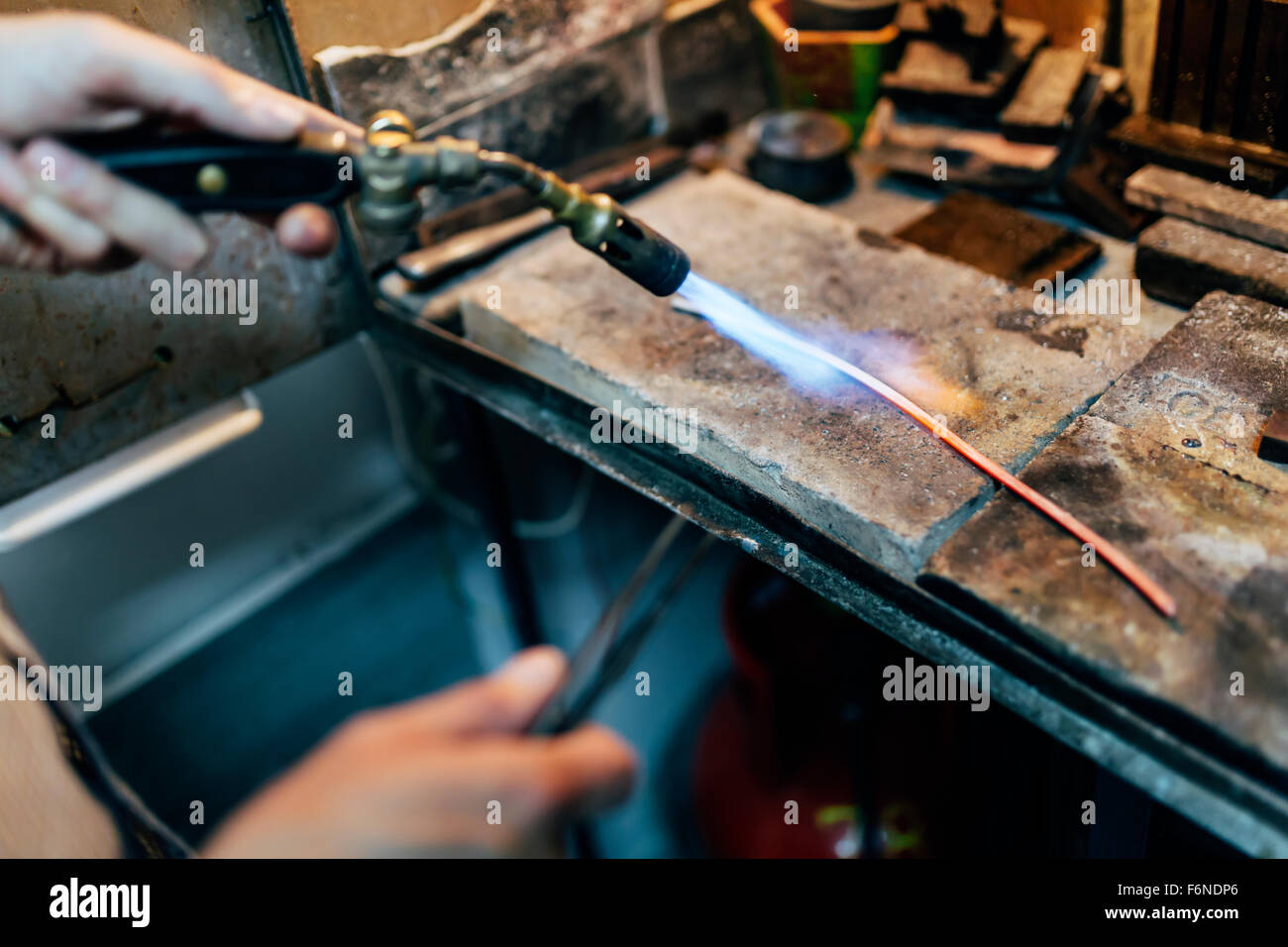 Juwelier Metallbearbeitung durch Erhitzen bis zur richtigen Temperatur Stockfoto