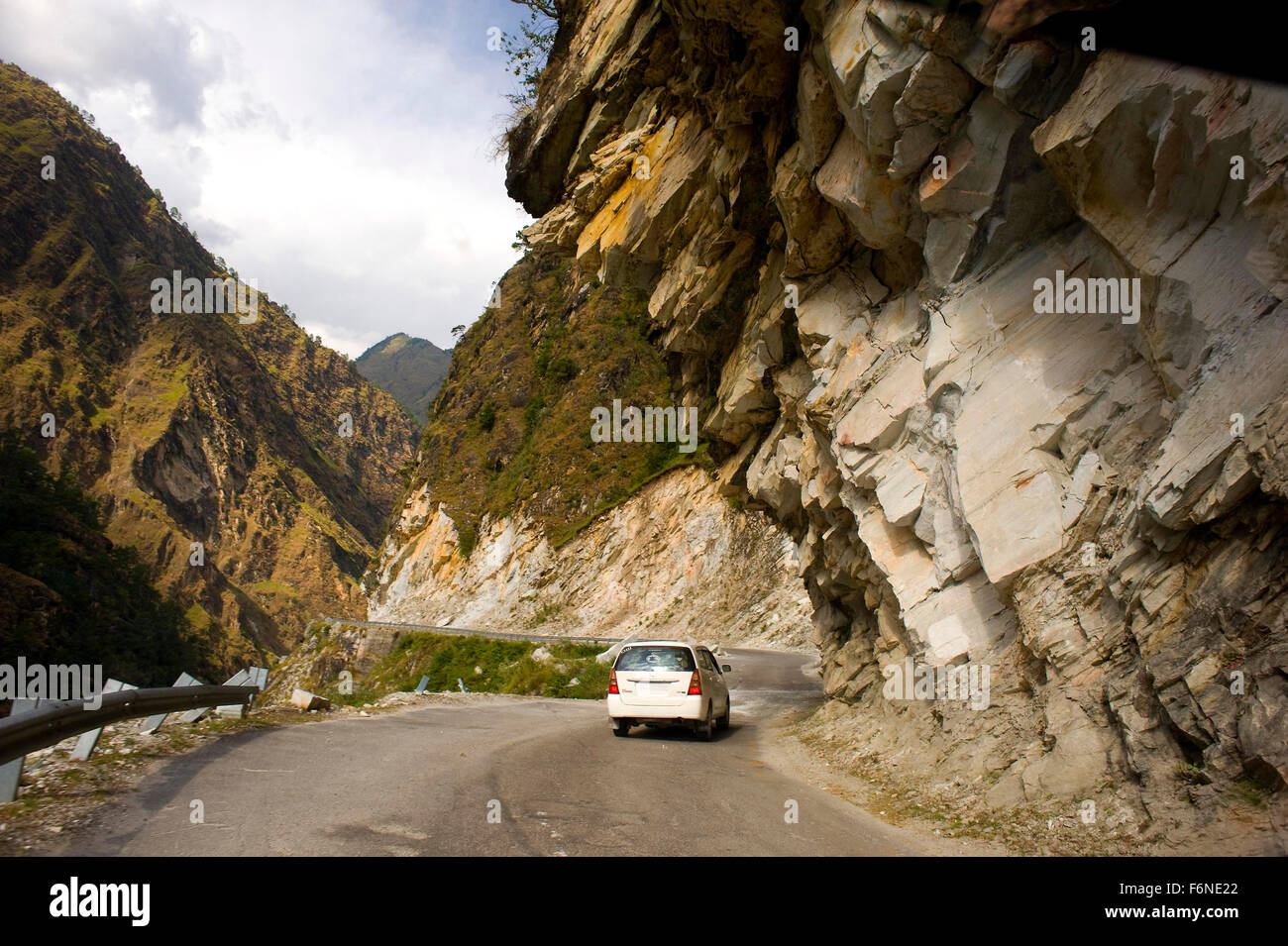 Auto auf der Straße, Badrinath, Uttaranchal, Indien, Asien Stockfoto