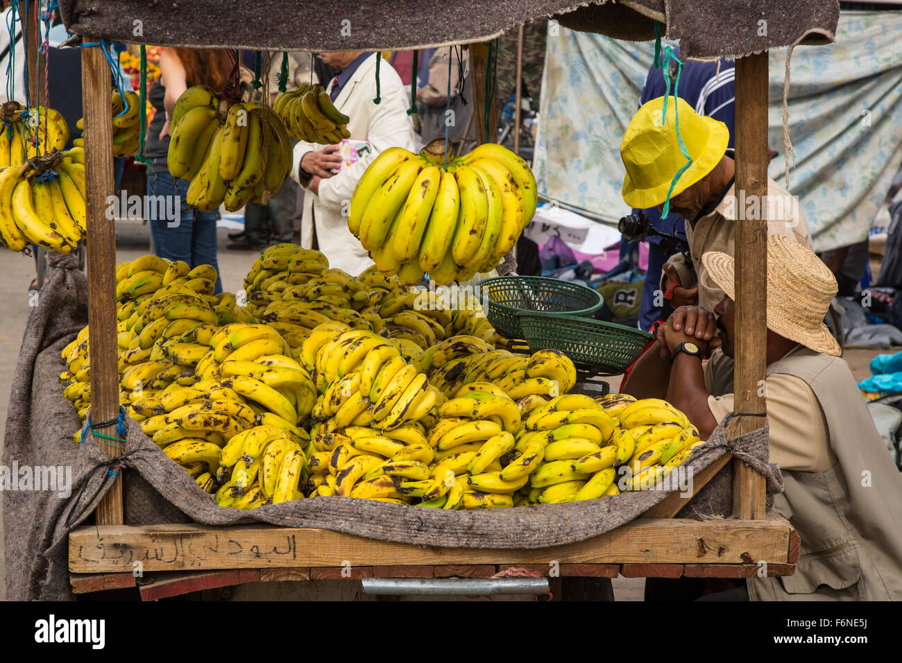 Verkäufer Bananen auf dem Markt in Marrakesch Marokko Stockfoto