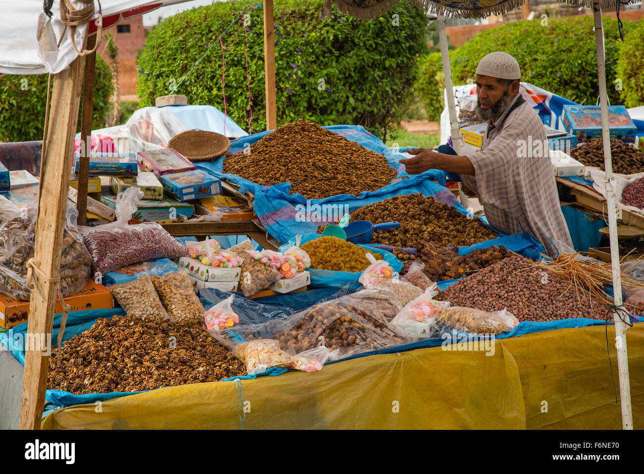 Verkäufer von Nüssen auf dem Markt in Marrakesch Stockfoto