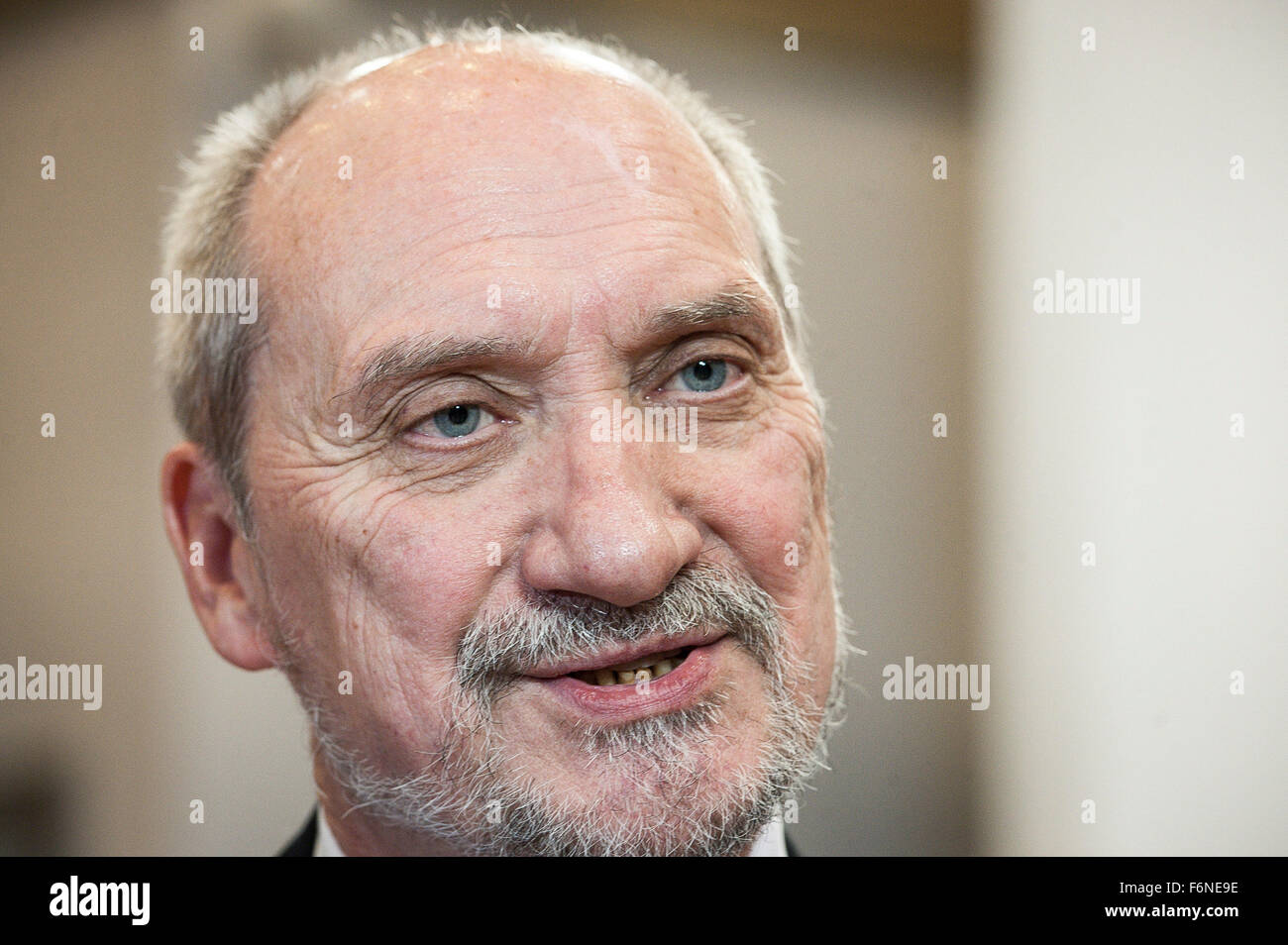 Brüssel, Belgien. 17. November 2015. Polnische Verteidigungsminister Antoni Macierewicz zu Beginn einer europäischen Verteidigung Minister treffen in Brüssel am 17.11.2015 von Wiktor Dabkowski/Picture Alliance Credit: Dpa picture-Alliance/Alamy Live News Stockfoto