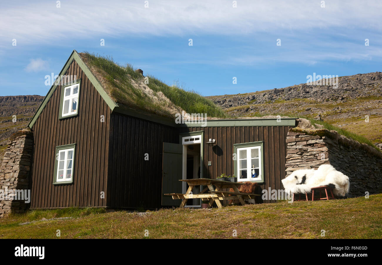 Traditionelle isländische Rasen Haus im Isafjardaraiup Fjord Stockfoto