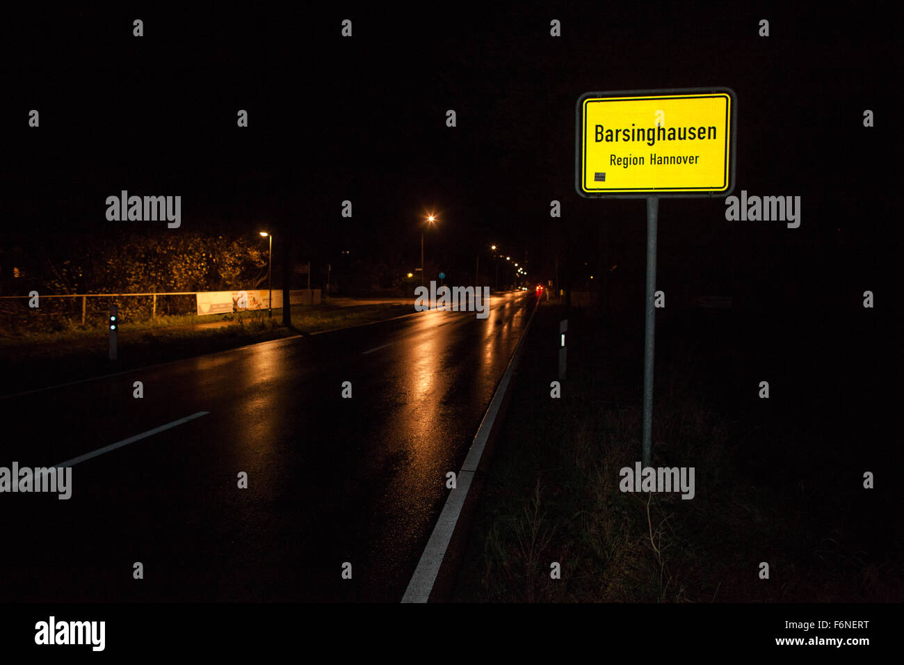 Barsinghausen, Deutschland. 17. November 2015. Der Ortstafel von Barsinghausen, Deutschland, 17. November 2015. Das Hotel, wo die deutsche Fußball-Nationalmannschaft nach der Absage der Deutschland vs. Niederlande Spiel ging, befindet sich in Barsinghausen. Foto: PHILIPP VON DITFURTH/Dpa/Alamy Live News Stockfoto